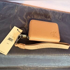 Calvin Klein Jeans Ultralight Zip Wristlet Wallet – Beige – NWT